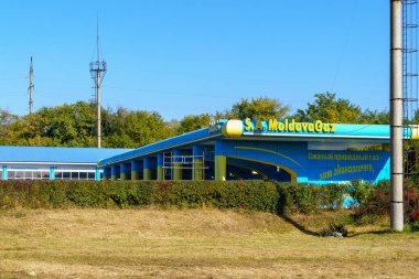 Metan için benzin istasyonu. Metin veya harf için kopyalama alanı olan bir arkaplan. İllüstrasyon başyazısı. 8 Ekim 2021, Balti Moldova.