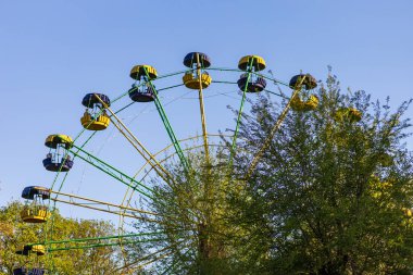 Parktaki dönme dolap. İllüstrasyon başyazısı. 9 Mayıs 2021 Balti Moldova. Metin için kopyalama alanı olan arkaplan.