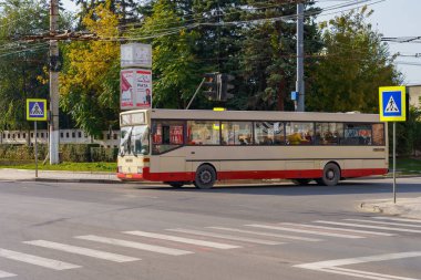 Şehir ortamında bir otobüs. Metin için kopyalama alanı olan arkaplan. İllüstrasyon başyazısı. 11 Ekim 2021 Balti Moldova.
