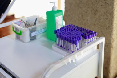 Kan için tıbbi test tüpleri. Kan bağışı günü için halka açık bir etkinlik. Metin veya harf için kopyalama alanı olan bir arkaplan. İllüstrasyon başyazısı. 13 Haziran 2021, Balti Moldova.