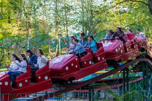 Oamenii Merg Carusele Parcul Public Din Centrul Oraşului Mai 2021 — Fotografie, imagine de stoc