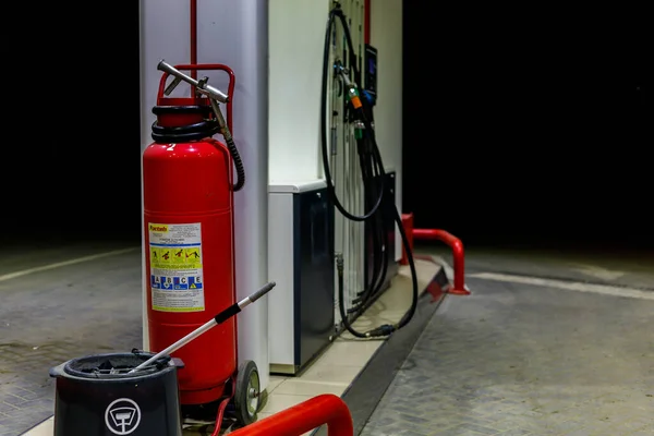 Brandsläckare Ett Krav Brandsäkerhet Bensinstation För Transport Bakgrund Med Kopieringsutrymme — Stockfoto