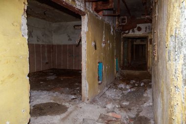 Terk edilmiş nükleer karşıtı bir askeri sığınağın içi. Ürkütücü bir yer, kıyamet sonrası geçmiş.