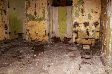 Terk edilmiş nükleer karşıtı bir askeri sığınağın içi. Ürkütücü bir yer, kıyamet sonrası geçmiş.