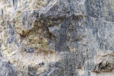 Doğal taşın pürüzlü yüzeyi. Dokulu arka plan. Tasarım için boş. Altında ya da altında. Metin için alanı kopyala