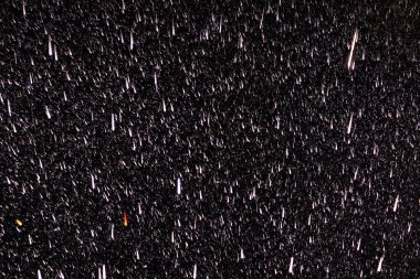 Siyah arka planda yağmur damlaları. Karanlıkta yağmur. Düzenleme için grafik kaynak veya şablon. Bir rötuş için boş.