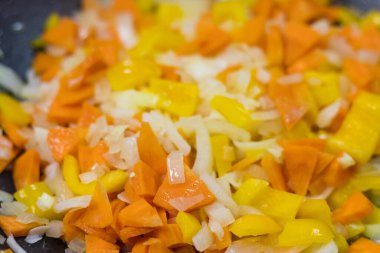 Tavada sebze kızartmak. Metin için kopyalama alanı olan soyut mutfak arkaplanı.