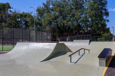 Aktif ve ekstrem eğlence için kaykay parkı. Hobiler ve sağlıklı yaşam tarzları için şehir parkı. Şehir ortamında zaman geçirmek için alan. Arkaplan