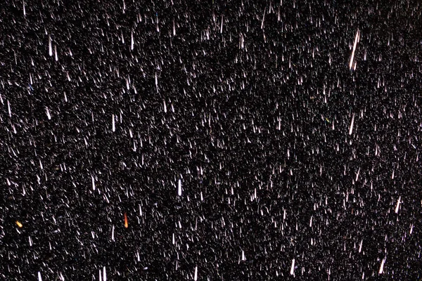黒い背景に雨が降る 暗闇の中で雨 編集用のグラフィックリソースまたはテンプレート レタッチのためのブランク — ストック写真