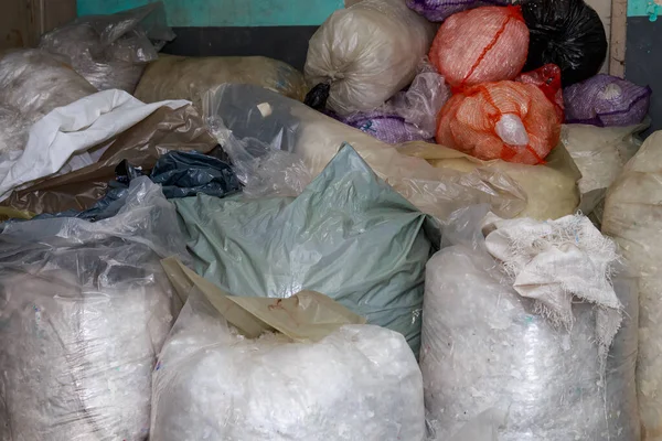 Geri dönüşüm için plastik ve polietilen ayırdım. Fabrika çöp deposunun arka planı. Çevre ekolojisi kavramı.