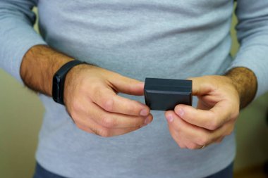 Bir suç kurbanına güvenli bir mesafe sağlamak için gerçek bir sensör. Cezanın infazını kontrol altına almak ve izlemek için bir suçluya elektronik bilezik takarak yaklaşmak...