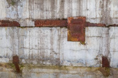 Eski bir grunge duvarının pürüzlü yüzeyi. Dokulu arka plan. Tasarım için boş. Altında ya da altında. Metin için alanı kopyala