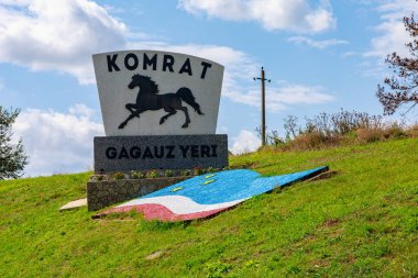 Comrat şehrinin arması ve bayrağı. Moldova Cumhuriyeti içindeki Gagauzia özerk toprak birimine giriş. İllüstrasyon Editörü. 5 Eylül 2021 Comrat veya Komrat, Moldova.