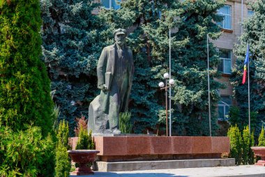 Şehir merkezinde Lenin anıtı. Gagauzia 'ya hoş geldiniz. İllüstrasyon Editörü. 5 Eylül 2021 Comrat veya Komrat, Moldova.