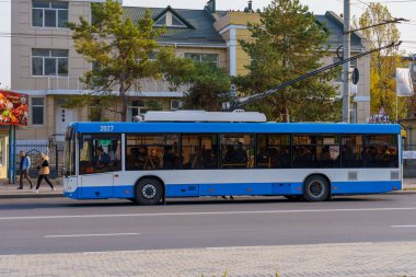 Şehir ortamında bir Trolleybus. Metin için kopyalama alanı olan arkaplan. İllüstrasyon başyazısı. 11 Ekim 2021 Balti Moldova.