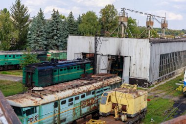 Vagon deposunda tren lokomotifi. Moldova Demiryolu. Metin veya harf için kopyalama alanı olan bir arkaplan. İllüstrasyon başyazısı. 15 Eylül 2021, Balti Moldova.