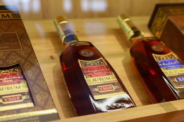 Tezgahta elit lüks alkol ya da şarap dükkanında vitrin. İllüstrasyon başyazısı. 25 Eylül 2021 Balti Moldova.