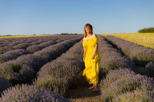 Mujer Joven Hermosa Bonita Vestido Amarillo Relaja Disfruta Paseo Campo — Foto de Stock