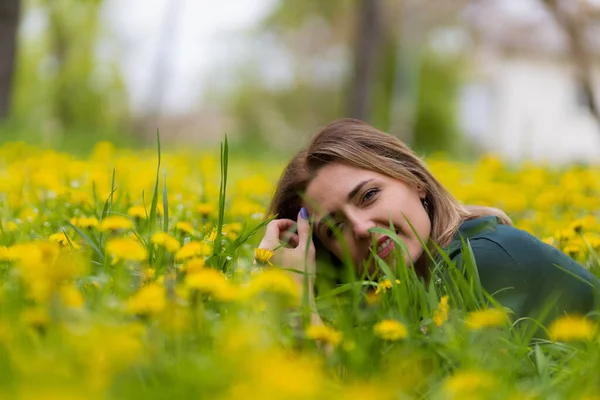 Mujer Joven Parque Ciudad Durante Floración Del Diente León Amarillo — Foto de Stock