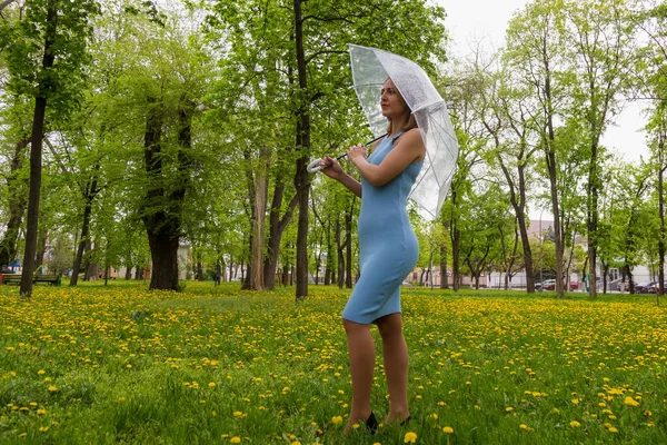 Giovane Donna Con Ombrello Trasparente Sfondo Sfocato Del Parco Cittadino — Foto Stock