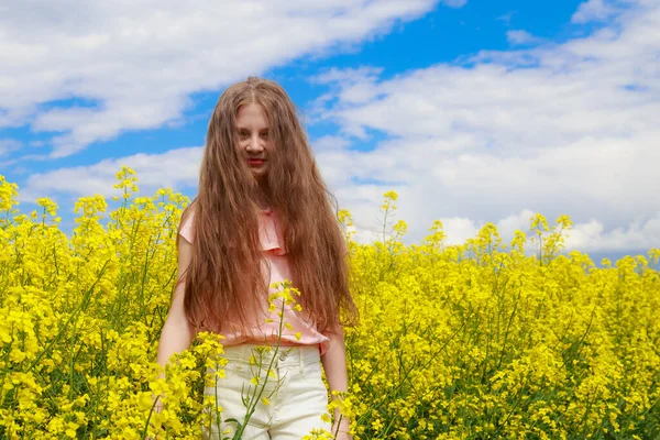 Açık Havada Bir Gencin Portresi Doğadaki Kız Yaşam Tarzı Arka — Stok fotoğraf