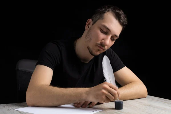 Joven Hombre Tímido Guapo Sonriente Ropa Negra Sumerge Bolígrafo Pluma — Foto de Stock