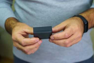 Bir suç kurbanına güvenli bir mesafe sağlamak için gerçek bir sensör. Cezanın infazını kontrol altına almak ve izlemek için bir suçluya elektronik bilezik takarak yaklaşmak...