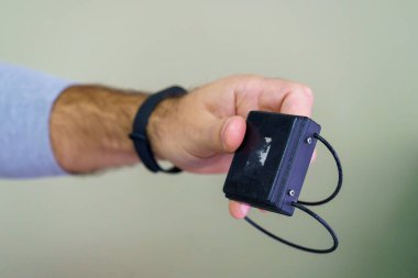 Suçlular için elektronik bilezik. Cezanın infazını kontrol altına almak ve izlemek için. Özgürlük kısıtlaması ve ev hapsi. Uzaktan tanımlama ve konum izleme.