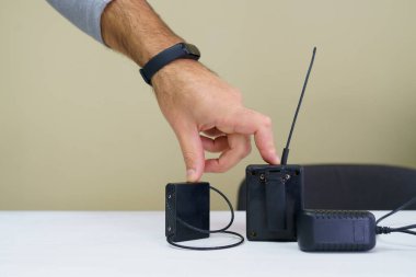 Elektronik bileziği olan bir izleme sistemi. Penaltı kontrol aleti. Özgürlük kısıtlaması ve ev hapsi. Uzaktan tanımlama ve konum izleme.