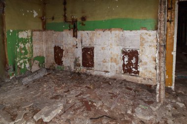 Terk edilmiş nükleer karşıtı bir askeri sığınağın içi. Ürkütücü bir yer, kıyamet sonrası geçmiş.