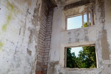 Soğuk Savaş sırasında harap olmuş ve terk edilmiş bir askeri kasaba. Ürkütücü bir yer, kıyamet sonrası geçmişi var. Harabeler ve yıkım