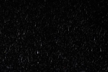 Siyah arka planda yağmur damlaları. Karanlıkta yağmur. Düzenleme için grafik kaynak veya şablon. Bir rötuş için boş.