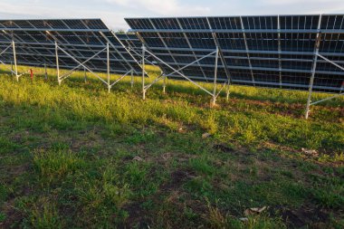 Elektrik üretmek için karmaşık bir güneş paneli. Yeşil enerji çiftliği. Metin veya yazıtlar için kopyalama alanı olan bir arkaplan. Ekoloji kavramı.