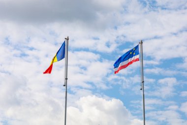 Moldova bayrağı ve gökyüzüne karşı Gagauzia bayrağı. Moldova Cumhuriyeti içindeki Gagauzia özerk toprak birimi. Arkaplan