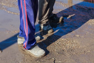 Çok pis bir yer. Yağmur mevsiminde yerel sakinlerin sorunları. Metin için kopyalama alanı olan arkaplan