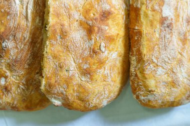 Taze pişmiş İtalyan Ciabatta ekmeği. Ev yapımı ekmek. Seçici odaklı arkaplan ve metin için alanı kopyala.