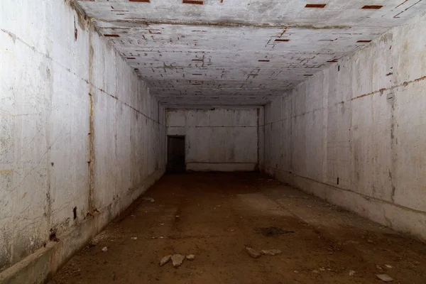 地下の反核の内部は秘密の軍事燃料庫を放棄した 不気味な場所 黙示録的な背景を投稿する — ストック写真