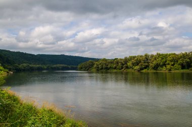 Geniş nehir. Metin veya harfler için kopya alanı olan Doğu Avrupa arka planı. Balık tutmak ve rafting yapmak için ideal. Bir turistin gözlerinden bak.