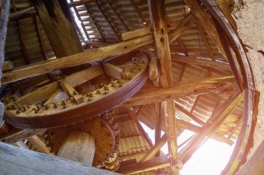 Ahşap dişliler eski model terk edilmiş yel değirmeni. Eski bir un değirmeni. Metin veya yazıtlar için kopyalama alanı olan arkaplan