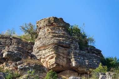 Doğu Avrupa 'nın vahşi kayalık ve dağlık doğası. Metin için kopya alanı olan peyzaj arkaplanı. Seçici odaklanma, uyumlu. Tipovo veya Tipova köyü, Moldova 'ya hoş geldiniz..