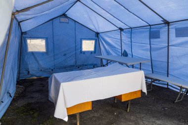 Nüfusun hızlı COVID-19 testi ve aşısı için tıbbi bir çadırın içinde. Arkaplan