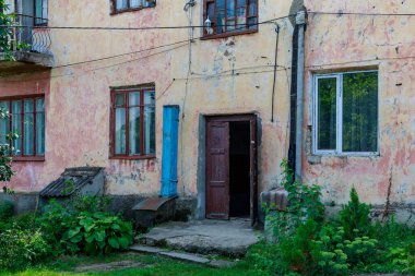 1960 'tan kalma eski bir apartman. Metin veya yazıtlar için kopyalama alanı olan arkaplan.