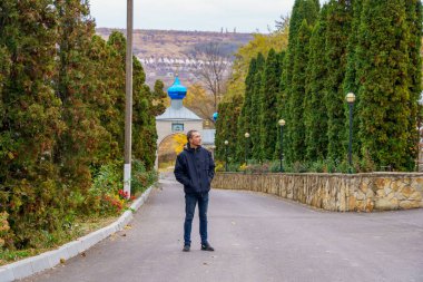 Kutsal Yurt Manastırı 'na gezintiye çıkmış bir turist. Moldova 'ya hoş geldiniz. İllüstrasyon başyazısı. 24 Ekim 2021, Kalarashovka Moldova.