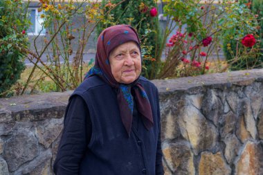 Manastırdaki bir rahibe ziyaretçileri selamlıyor. Hac için umumi bir yer, ülkenin dönüm noktası. İllüstrasyon başyazısı. 24 Ekim 2021 Kalarashovka Moldova.