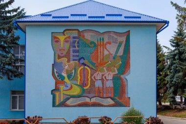 Ortaokul. Eski şehrin yok olan mimarisinin elementleri. Metin veya yazıtlar için kopyalama alanı olan bir arkaplan. İllüstrasyon başyazısı. 24 Temmuz 2021 Briceni Moldova.