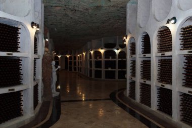 26 Mart 2021, Cricova Moldova, Avrupa 'nın en büyük şarap mahzenlerinden birinde şarap. Geçmişi. Ülkenin en büyük ilgi odağı. Hoş geldiniz.