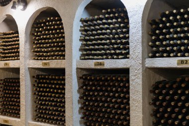 26 Mart 2021, Cricova Moldova, Avrupa 'nın en büyük şarap mahzenlerinden birinde şarap. Geçmişi. Ülkenin en büyük ilgi odağı. Hoş geldiniz.