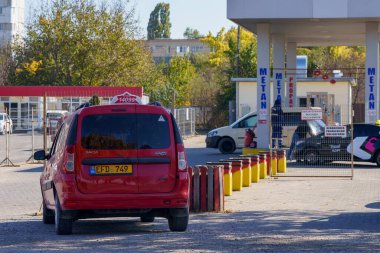 Metan için benzin istasyonu. Metin veya harf için kopyalama alanı olan bir arkaplan. İllüstrasyon başyazısı. 8 Ekim 2021, Balti Moldova.