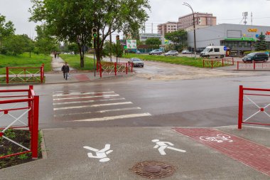 Şehir ortamında kaldırımlar. Metin veya yazıtlar için kopyalama alanı olan bir arkaplan. İllüstrasyon başyazısı. 14 Haziran 2021 Balti Moldova.