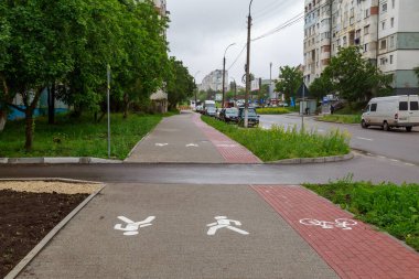 Şehir ortamında kaldırımlar. Metin veya yazıtlar için kopyalama alanı olan bir arkaplan. İllüstrasyon başyazısı. 14 Haziran 2021 Balti Moldova.